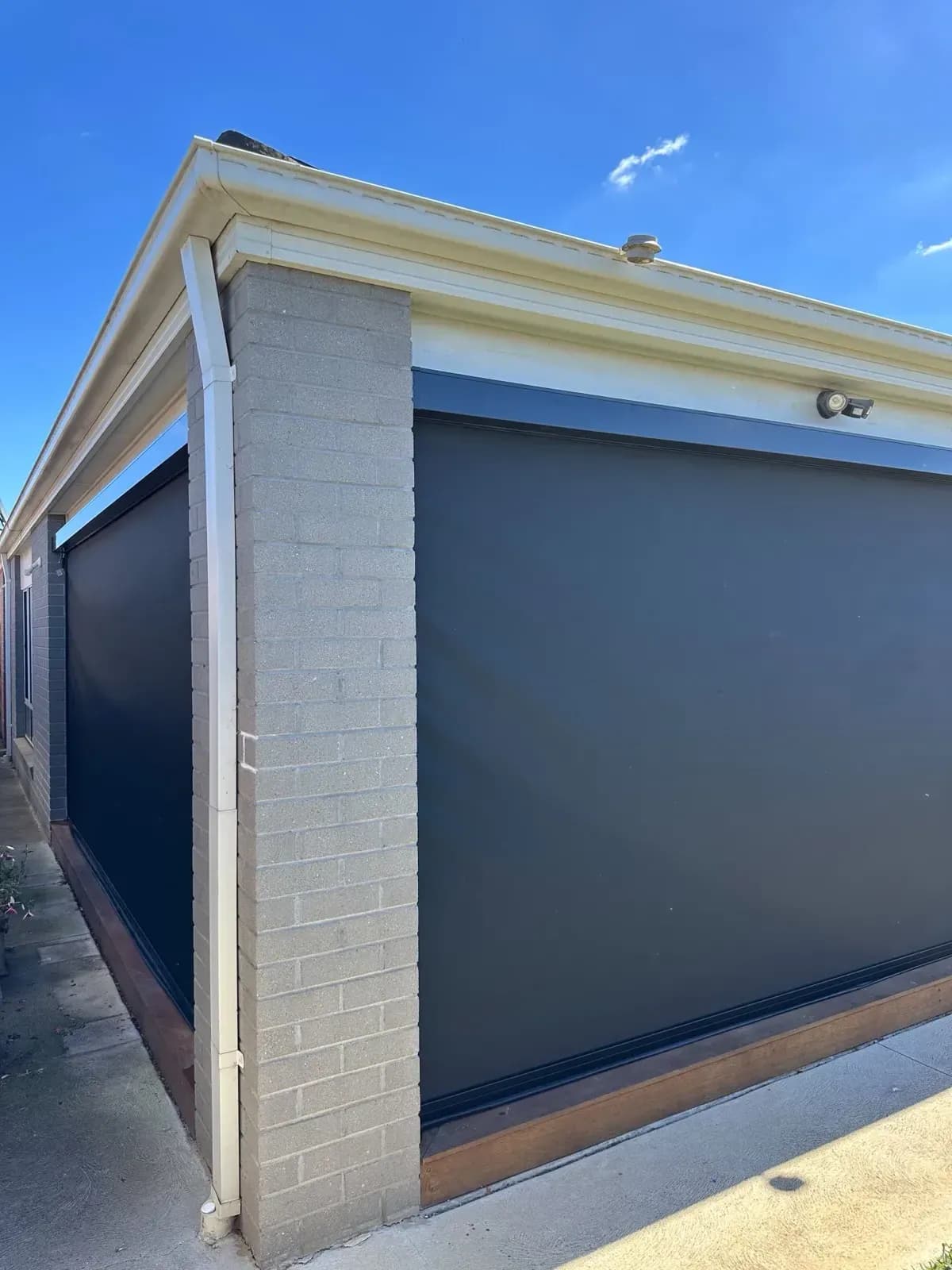 Motorised outdoor blinds on Melbourne alfresco area